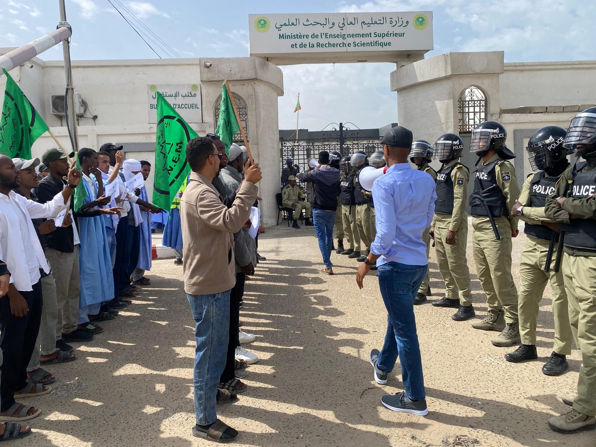 احتجاجات أمام وزارة التعليم العالي رفضا لاقتطاع المنح والمساعدات الاجتماعية