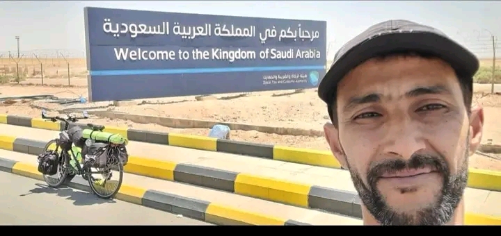 مر ببوادي اترارزة.. شاب مغربي يحج على دراجة هوائية