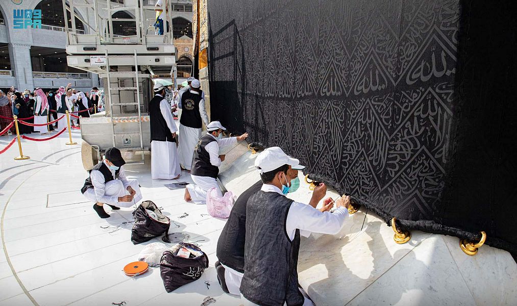 استعداداً لشهر رمضان صيانة كسوة الكعبة المشرفة