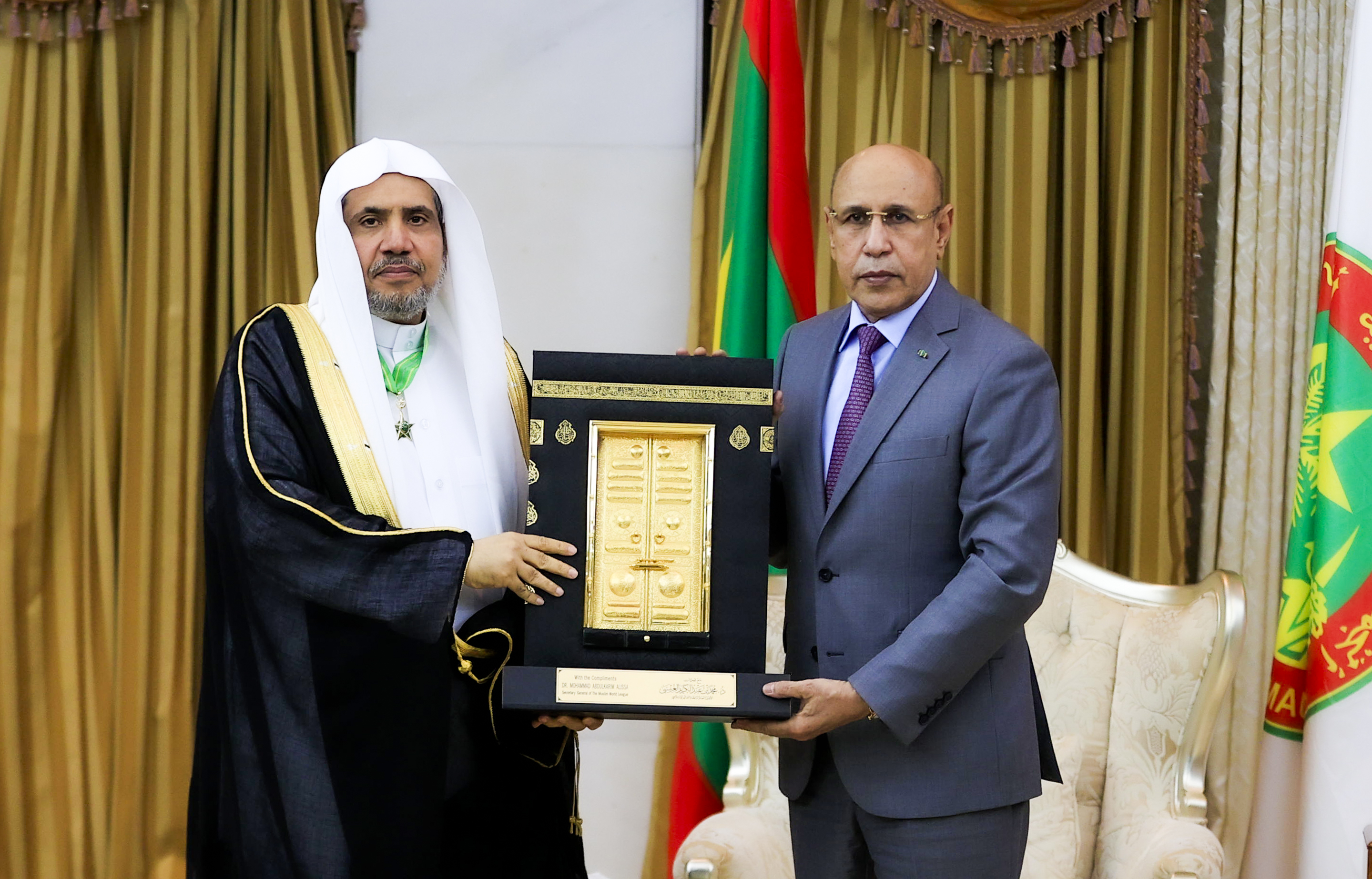 نواكشوط: الرئيس الموريتاني يوشح الأمين العام لرابطة العالم الإسلامي بوسام كوماندور