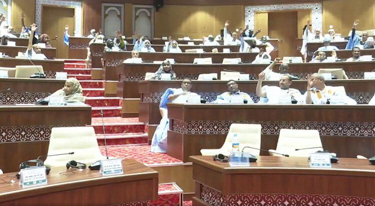 موريتانيا: البرلمان يجيز مشروع قانون المالية الأصلي لسنة 2025