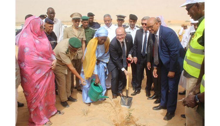 نواكشوط : مديرالوكالة الفرنسية للتنمية يطلع على أنشطة السور الأخضر