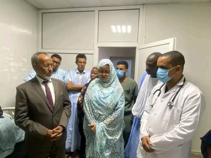 وزير الصحة يزور ذوي التوأم السيامي بمركز استطباب الأم والطفل في نواكشوط