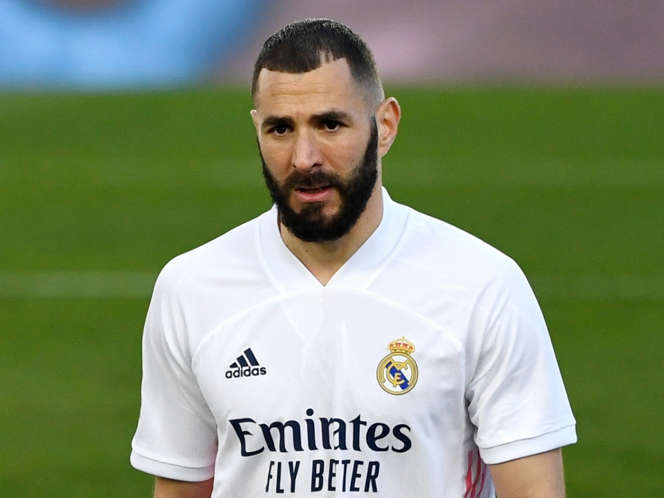 ريال مدريد يعلن رحيل بنزيمة عن صفوفه