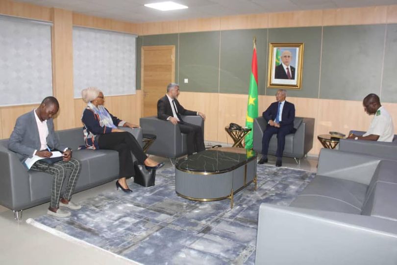 وزير الدفاع يجري مباحثات مع بعثة من الصليب الأحمر