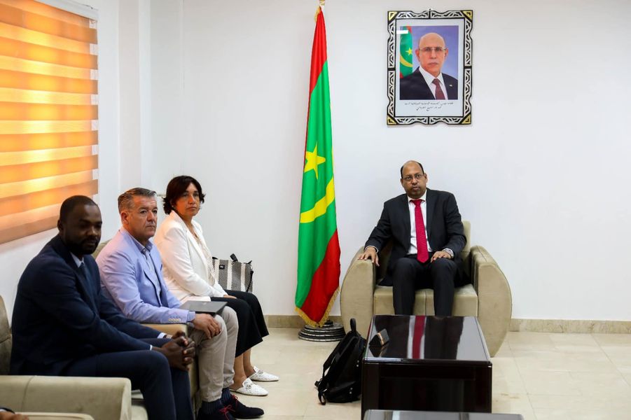 نواكشوط :وزير التنمية الحيوانية يبحث مع وكالة إسبانية إنشاء مزرعة للألبان