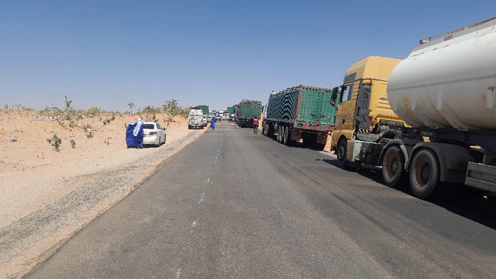 سقوط شاحنة على طريق الأمل يشل حركة النقل