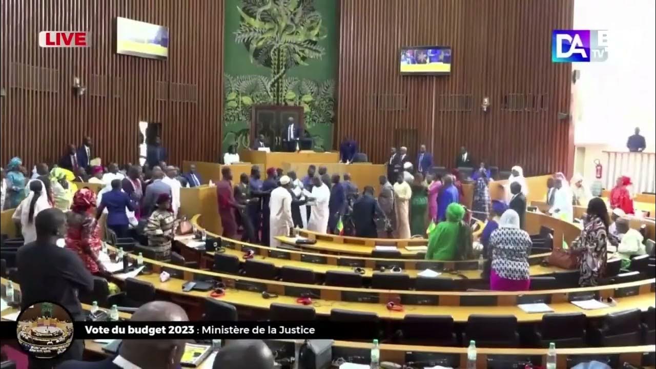 السنغال: احتجاز نائبين برلمانيين معارضين إثر اعتدائهما على نائب من الأغلبية