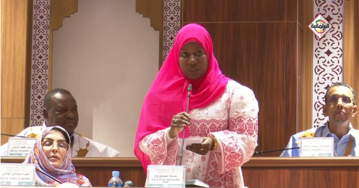 برلمانيةتطالب بإيلاء المدرسين لفتتة كريمة وزيادة رواتبهم