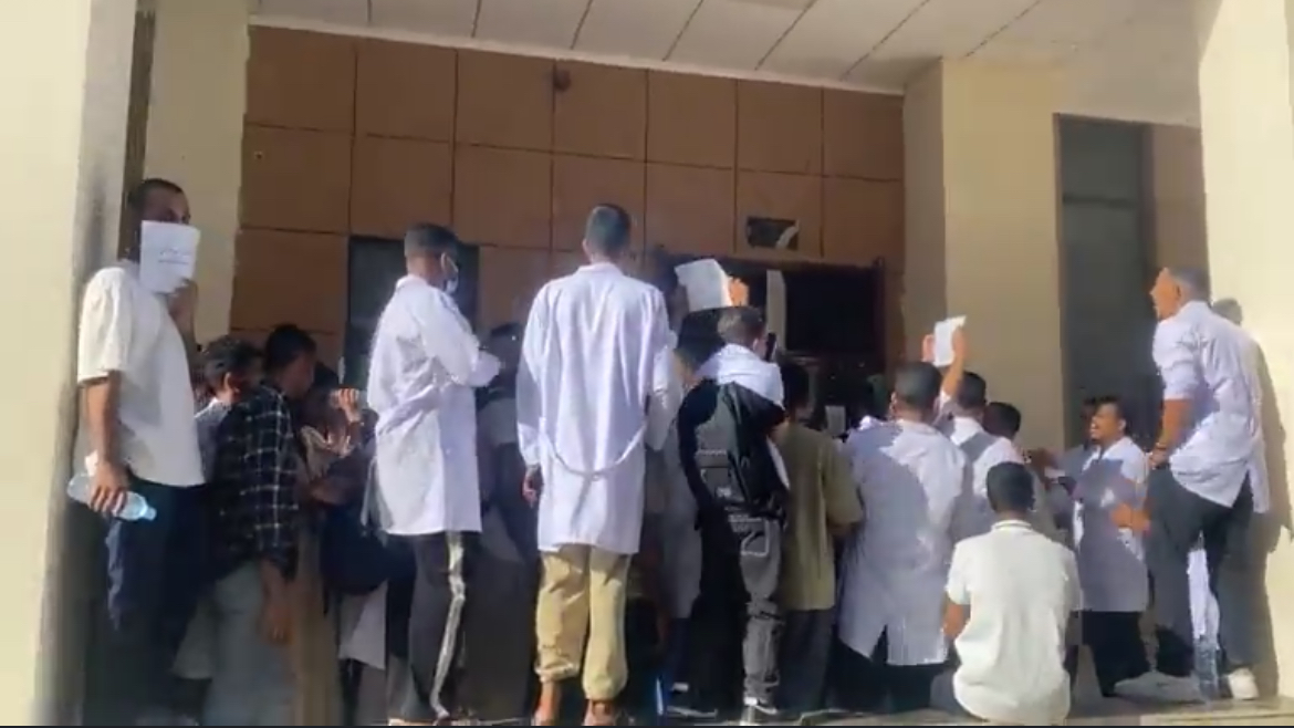 طلاب كلية الطب يدخلون في إضراب شامل عن الحصص والتربصات
