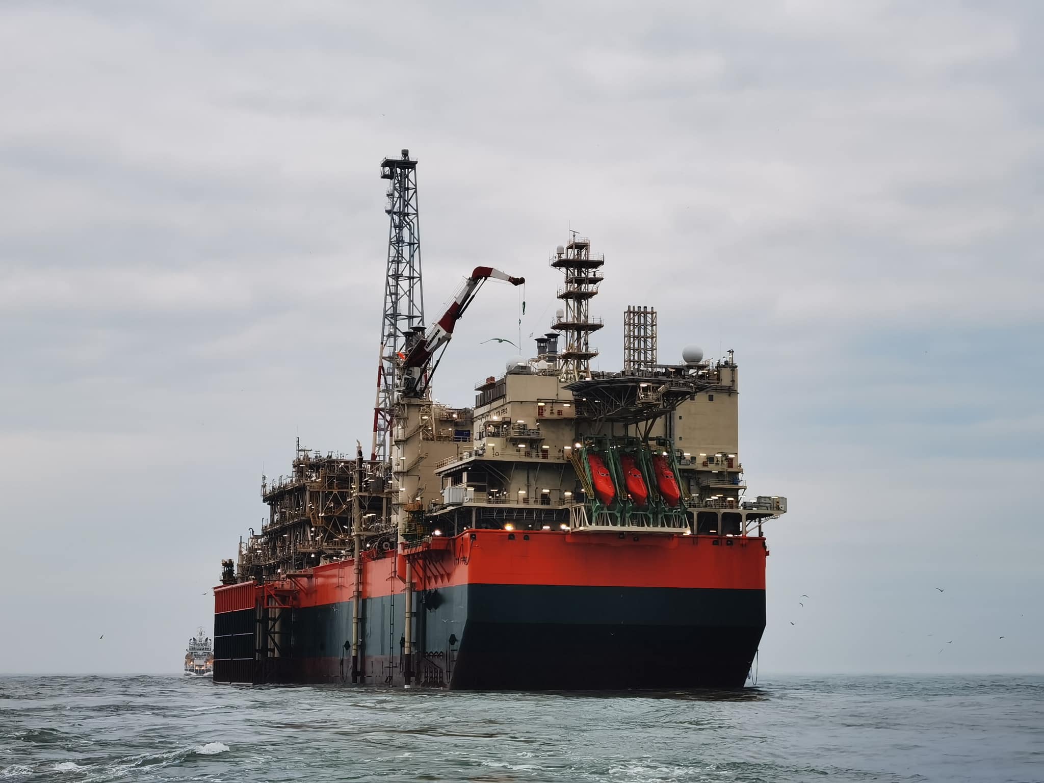 منصة FPSO المخصصة لـ«آحميم» تبحر إلى موقع المشروع