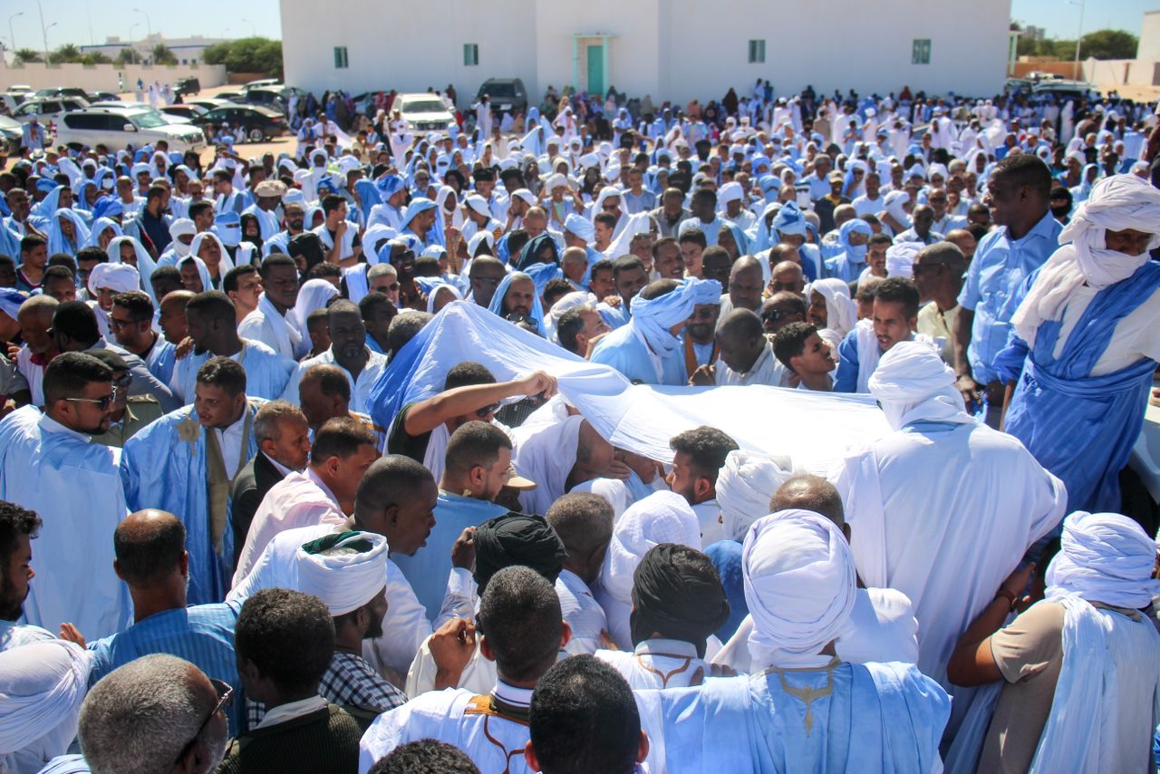 جموع من الموريتانيين تؤدي صلاة الجنازة على جثمان الراحل العلامة حمدا ولد التاه