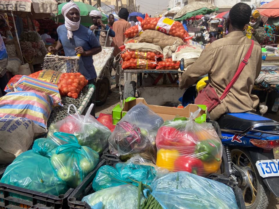 جهات حكومية تعلن توصلها لتخفيض "معتبر" في أسعار المواد الغذائية الأساسية