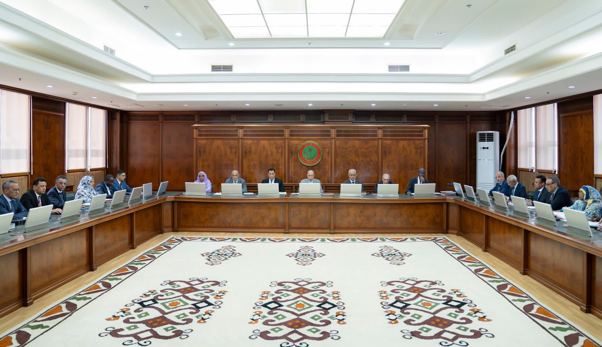 الحكومة تصادق على قرض لتمويل إنشاء عشر محطات شمسية هجينة في الداخل