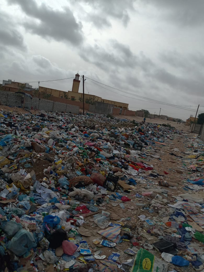 سكان "غزة" بعرفات يشتكون من تحويل حيهم إلى مكب دائم للقمامة