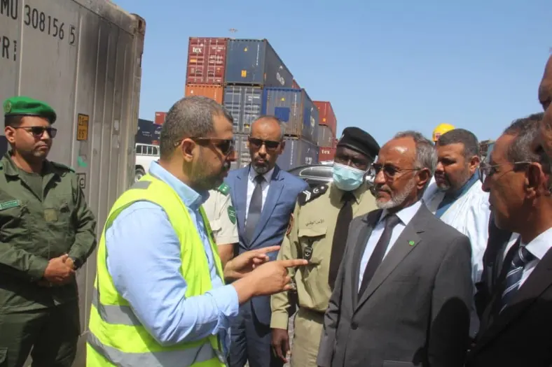 وزير الصحة يتفقد مدى التزام حاويات الأدوية بالشروط