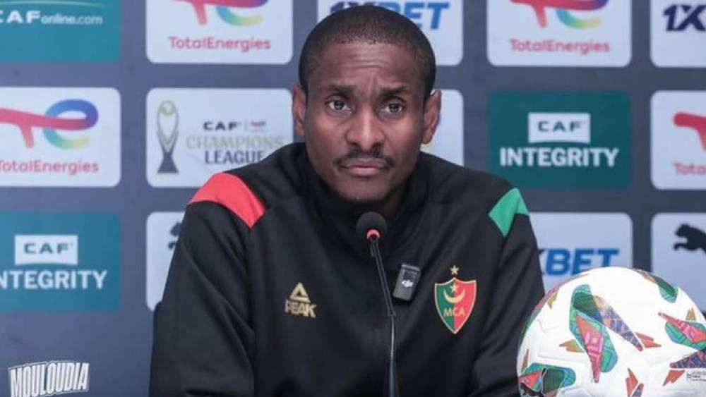 الجزائر: الحكم بحبس المدرب الجنوب إفريقي رولاني موكوينا في قضية تتعلق بتهريب العملة