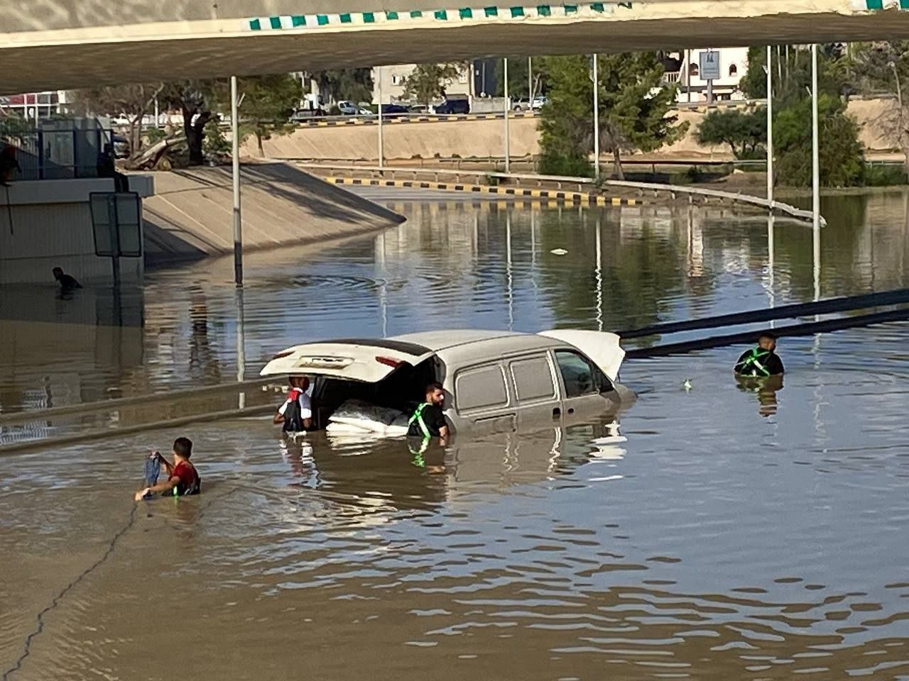 ليبيا: الجيش يخلي مدينة درنة من سكانها لتسهيل عمليات البحث والإنقاذ
