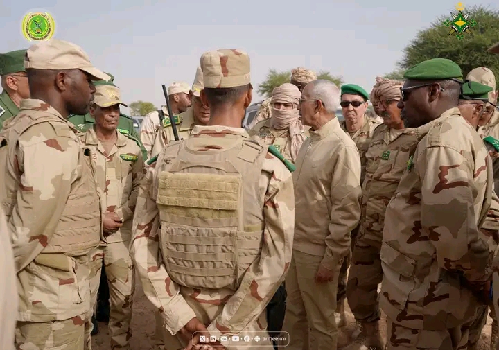 وزير الدفاع يتفقد عددا من القواعد والمراكز المتقدمة على الحدود مع مالي