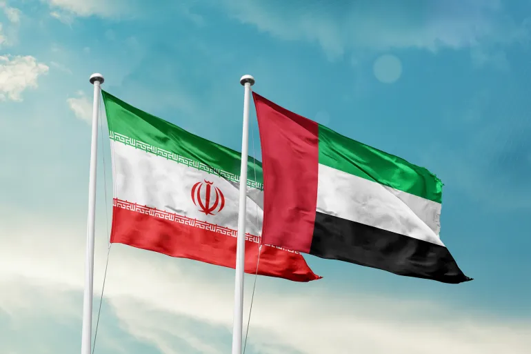 الإمارات تغلق سفارتها في طهران وتستدعي سفيرها
