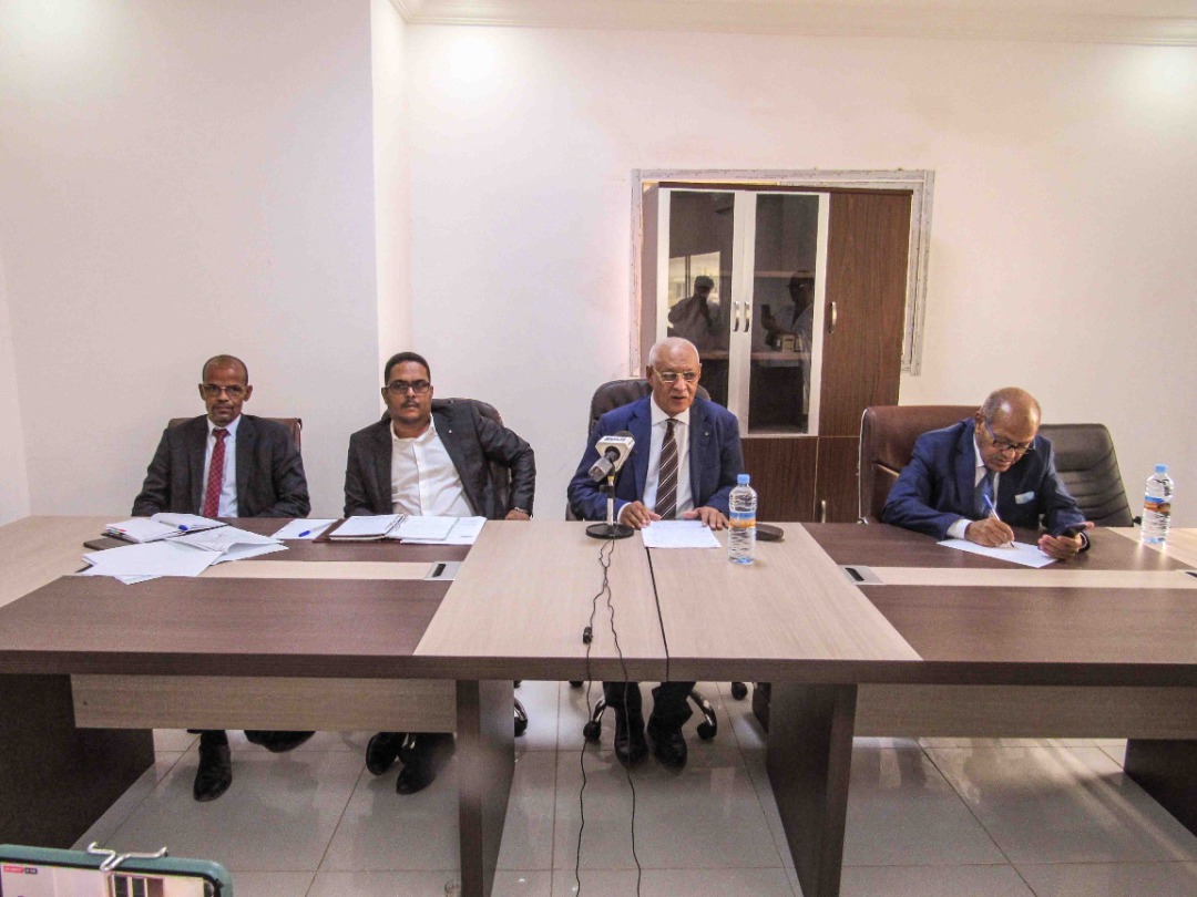 دفاع عزيز: نحمل السلطات أي تبعات لتدهور الحالة الصحية لموكلنا
