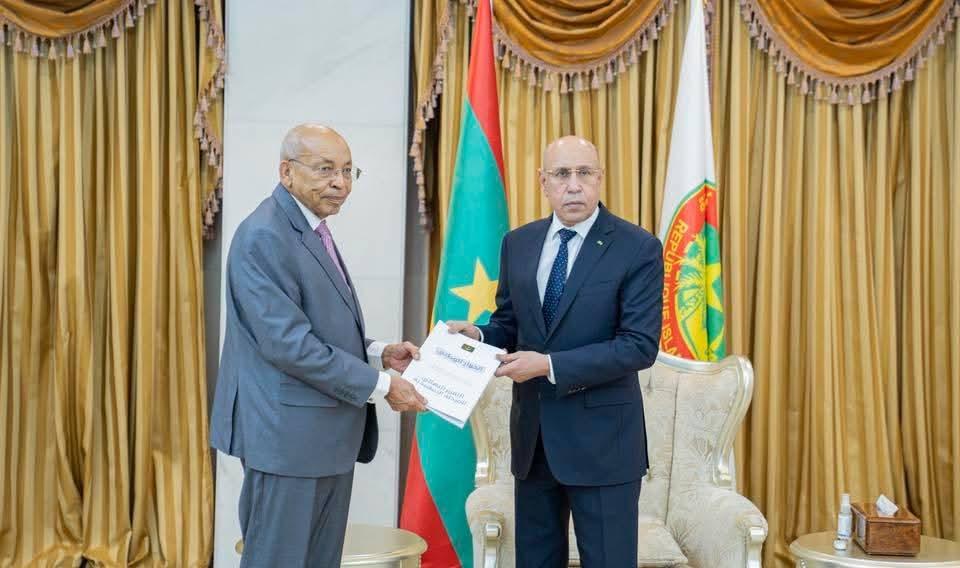 غزواني يتسلم التقرير الذي يتضمن رؤية الأحزاب السياسية للحوار المرتقب