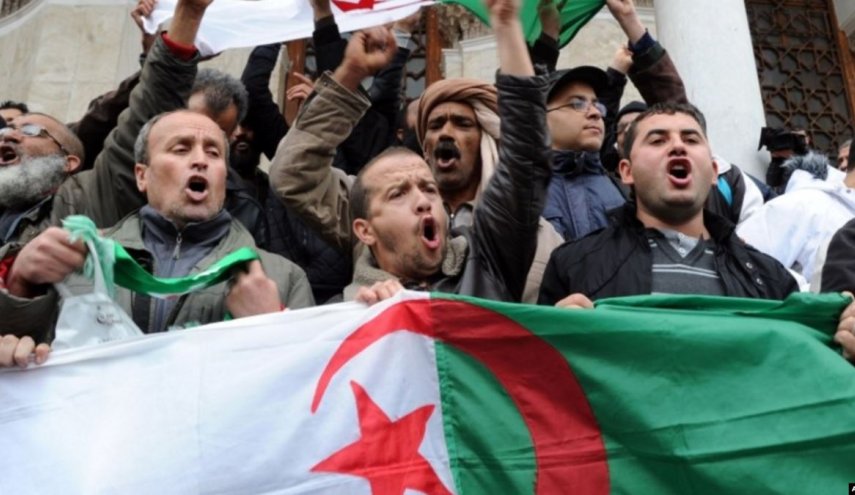 الجزائر: بدء الإجراءات لتسليم جوازات السفر لآلاف المهاجرين في الخارج