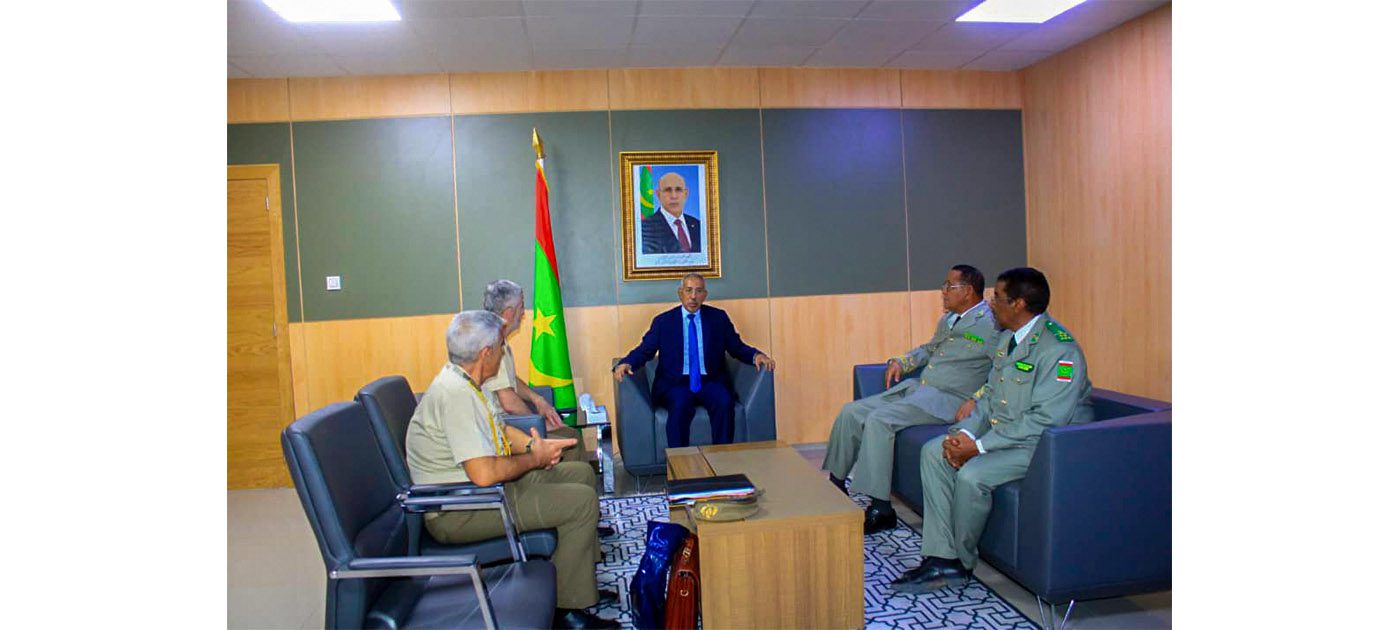 وزير الدفاع يجري مباحثات مع وفد عسكري إسباني
