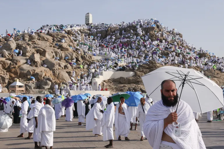 حجاج بيت الله يواصلون التوافد إلى عرفة لأداء ركن الحج الأعظم
