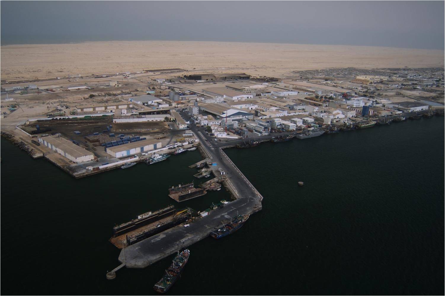 مجلس الوزراء يصدر مرسوما يحدد سير عمل ميناء أنجاغو