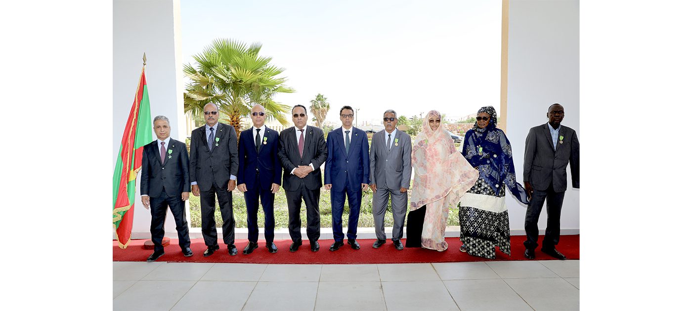 وزير الاقتصاد يوشح ثمانية من موظفي قطاعه