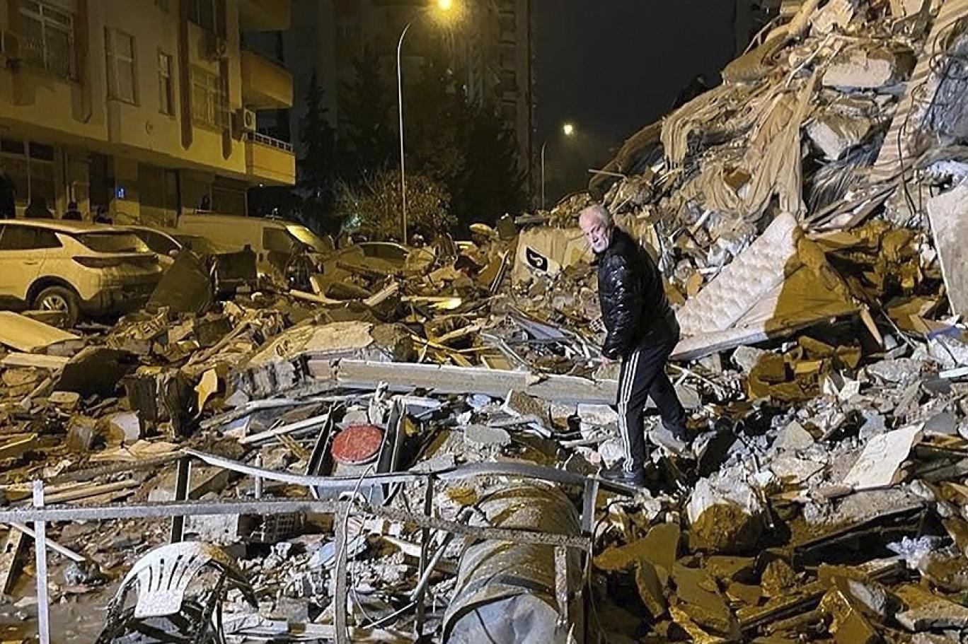 أردوغان: توفي 912شخصا وأصيب 5000 جراء الزلزال الذي ضرب البلاد