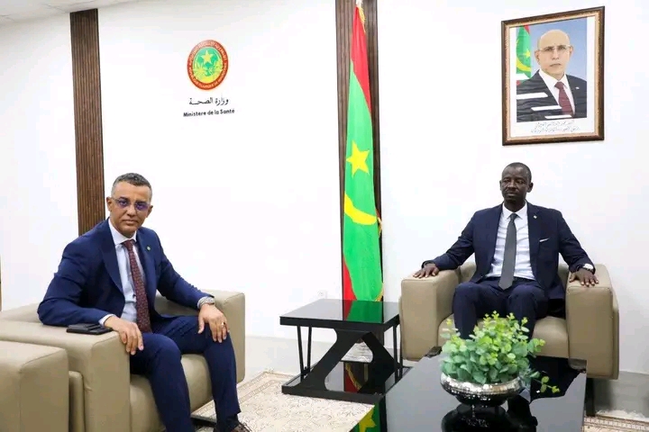بعد ساعات قليلة من إقالته.. وزير الصحة المقال يسلم مهامه لخلفه