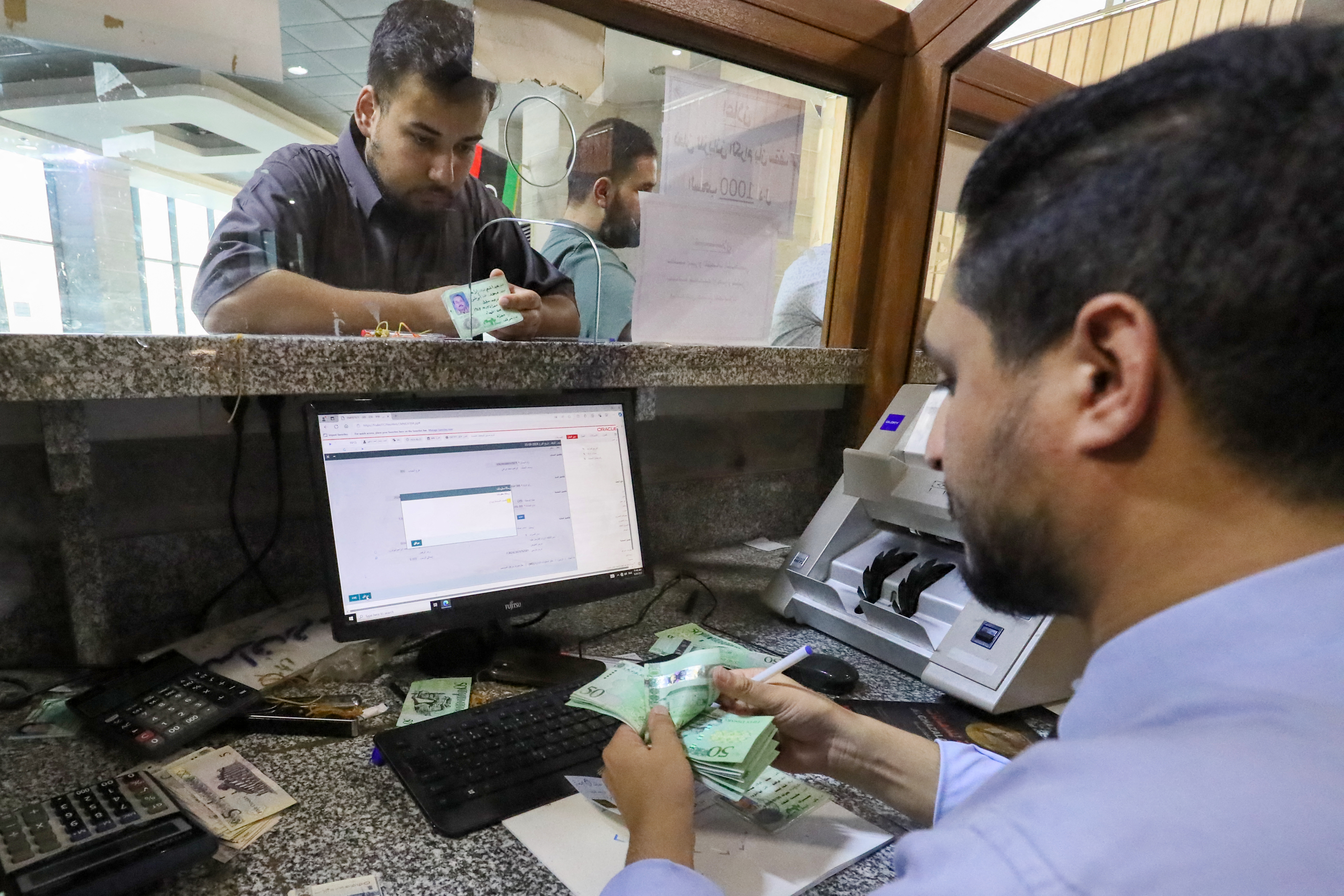 ليبيا إجراءات حكومية لتعزيز السيولة النقدية في الأسواق المحلية وسط أزمة في القطاع المصرفي