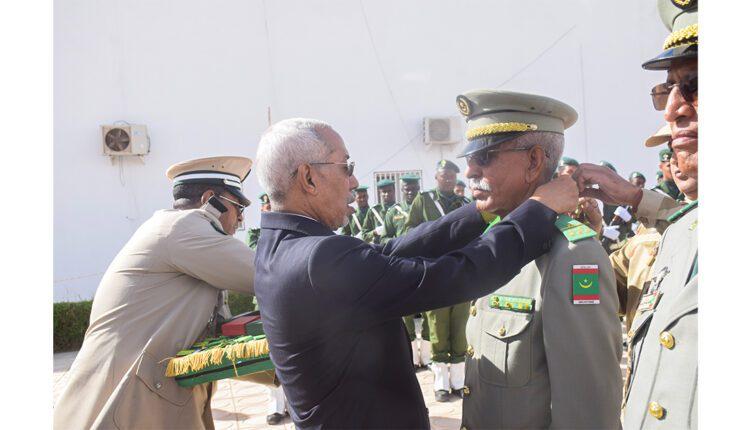 نواكشوط: وزير الدفاع يوشح عددا من الضباط وضباط الصف والجنود