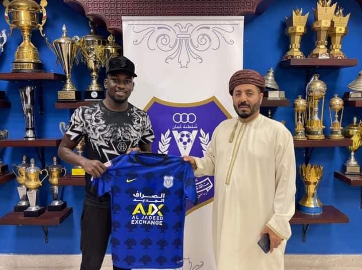 الدولي الموريتاني الحسن ديوب يوقع لنادي النصر العماني