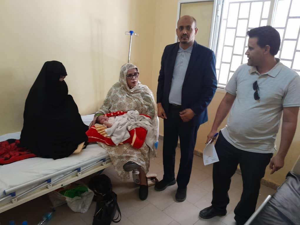 قطاع العمل الاجتماعي يقدم مساعدة مالية للسيدة التي وضعت مولودها أمام مستشفى النعمة