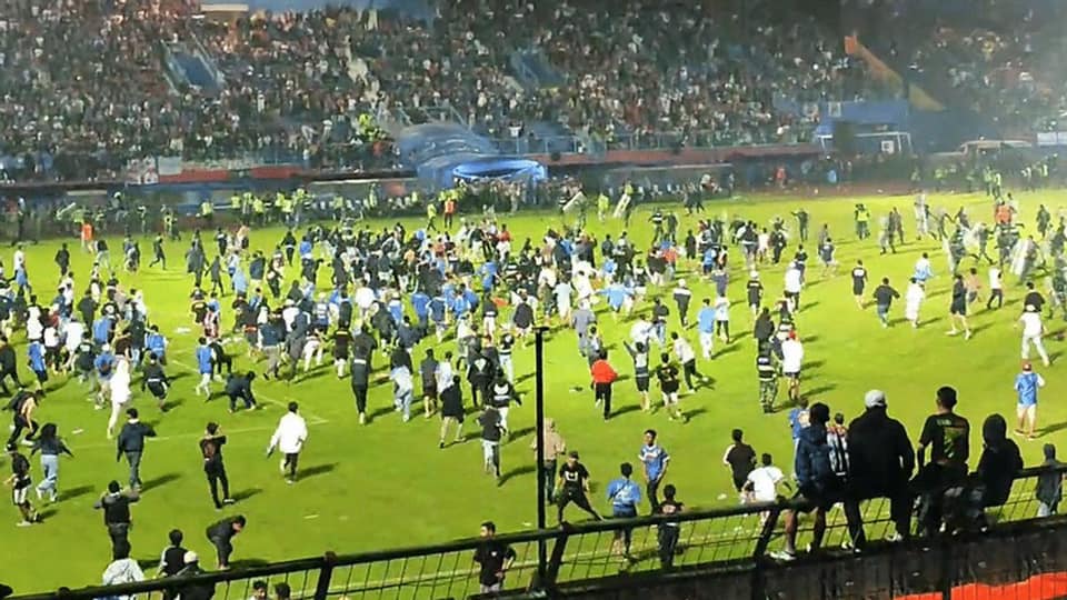 إندونيسيا:مقتل 174 شخصا إثر أعمال شغب خلال مباراة لكرة القدم