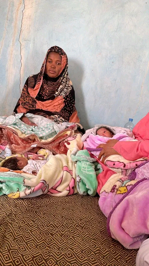 قطاع العمل الاجتماعي يُؤازر أسرة موريتانية رزقت بثلاث تـوائم في مقاطعة مقطع لحجار