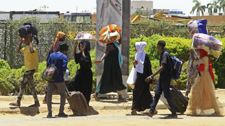 السودان: الآلاف يفرون من الخرطوم جراء استمرار الاشتباكات