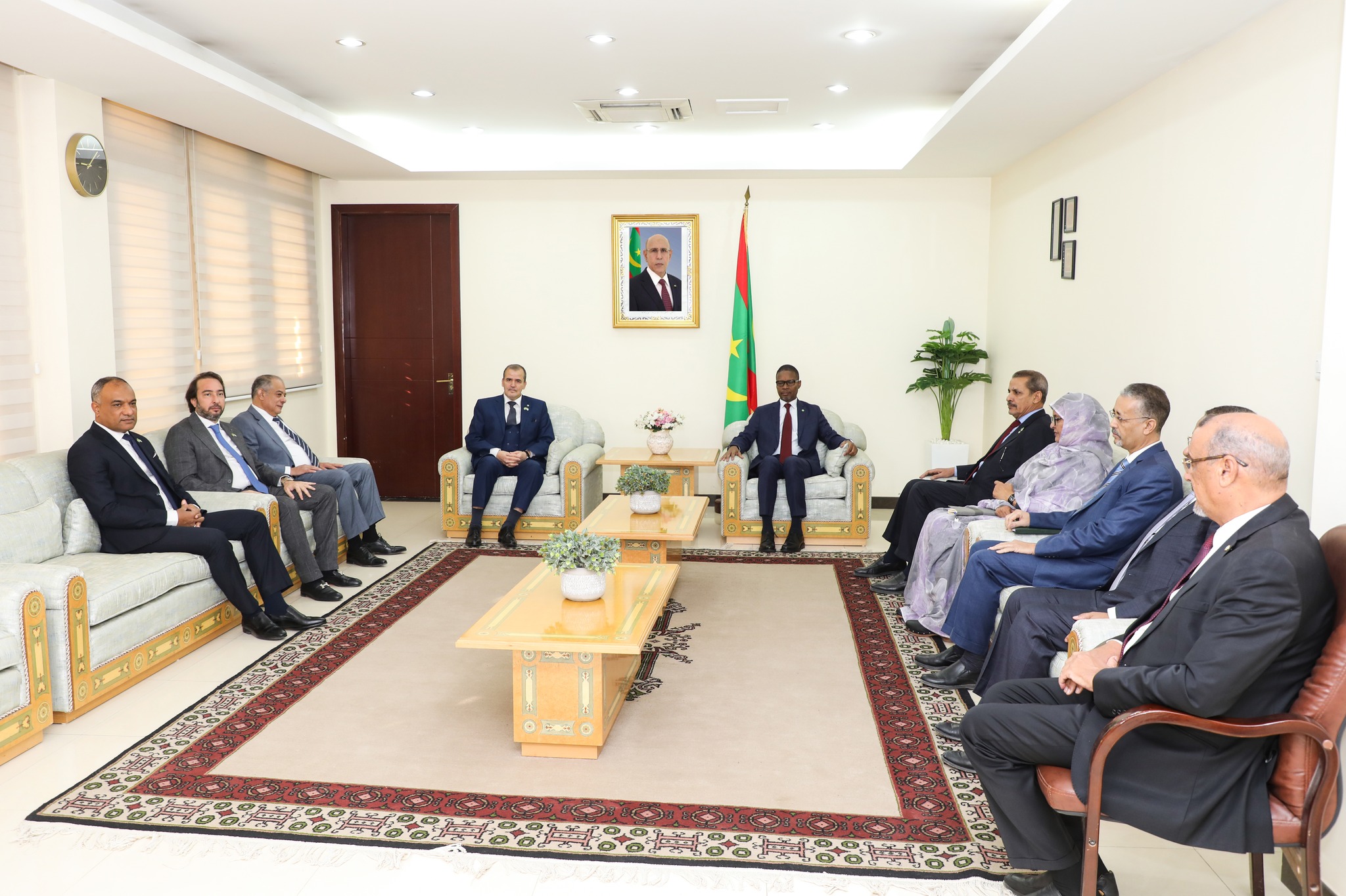 الوزير الأول يجري مباحثات مع وزير التجارة الجزائري