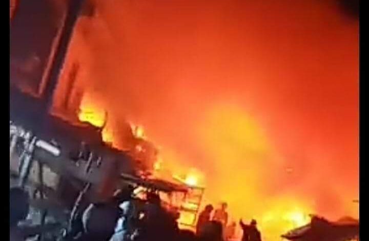السيطرة على حريق هائل اندلع في السوق المركزي بالسبخة