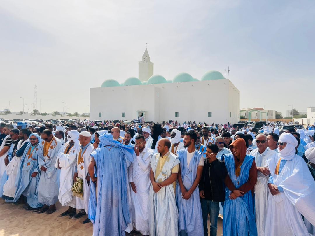 جموع من المواطنين تؤدي صلاة الجنازة على جثمان والد الرئيس السابق محمد عبد العزيز