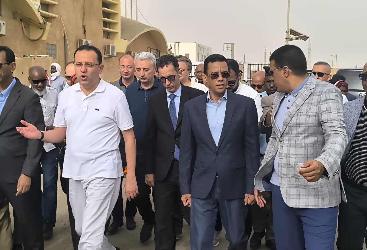 وزير الصيد ونظيره التركي يزوران منشآت صيدية بنواكشوط