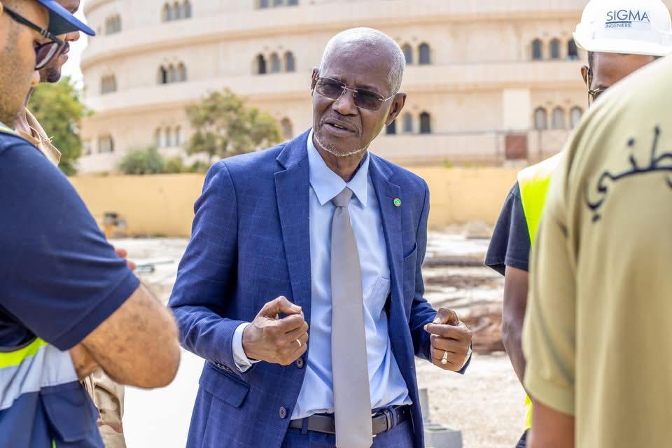وزير الإسكان يعاين سير الأشغال في عدد من المشاريع الحكومية