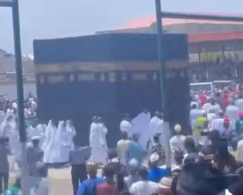 غينيا: بناء مجسم للكعبة الشريفة يثير جدلا واسعا في الأوساط الدينية