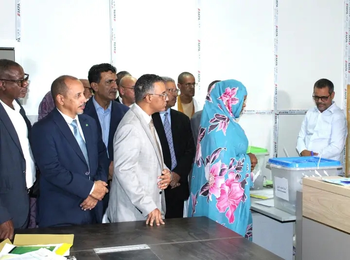 وفد حكومي يزور عددا من مكاتب تصويت انتخابات التمثيلية النقابية بنواكشوط