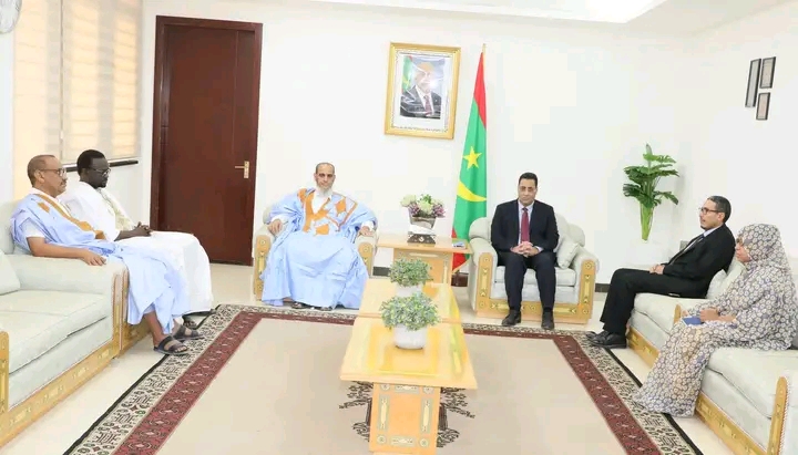 الوزير الأول يبحث مع وفد من مؤسسة المعارضة قضايا الشأن العام السياسي والاجتماعي