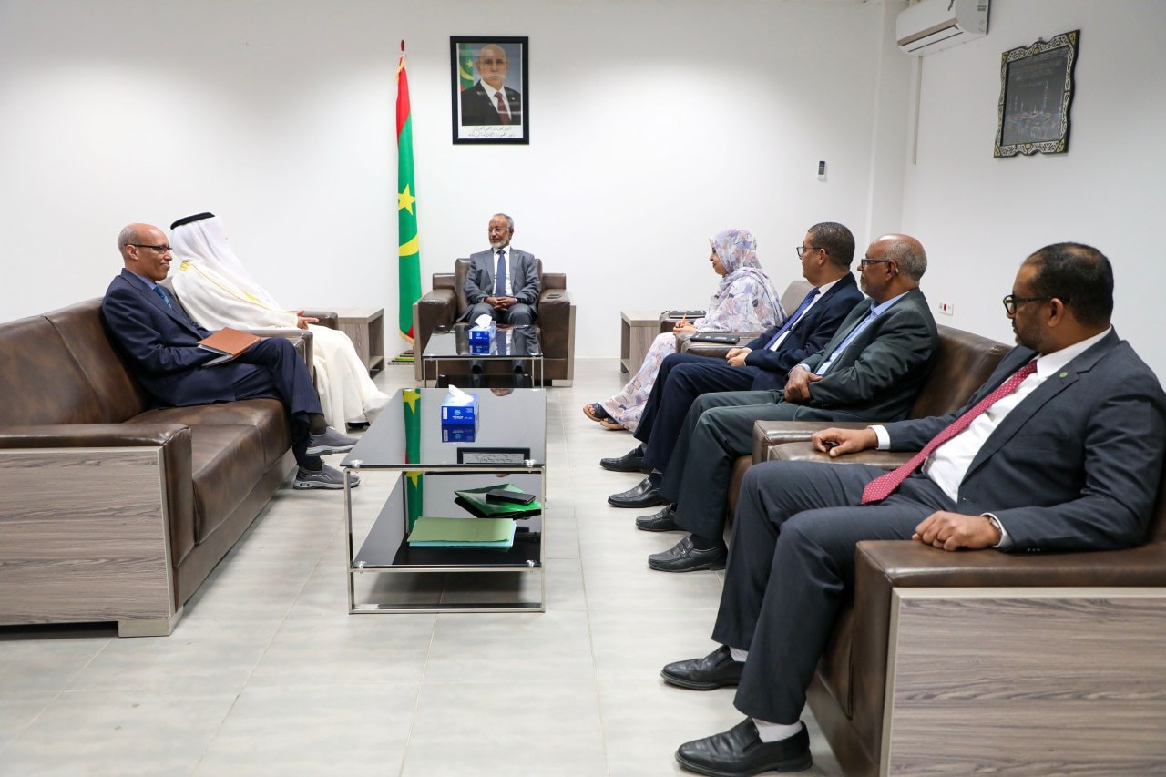 وزير الصحة يناقش مع دبلوماسي كويتي تعزيز التعاون في المجال الصحي
