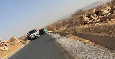جنوح شاحنة يشل حركة المرور بمرتفع جوك بولاية لعصابه